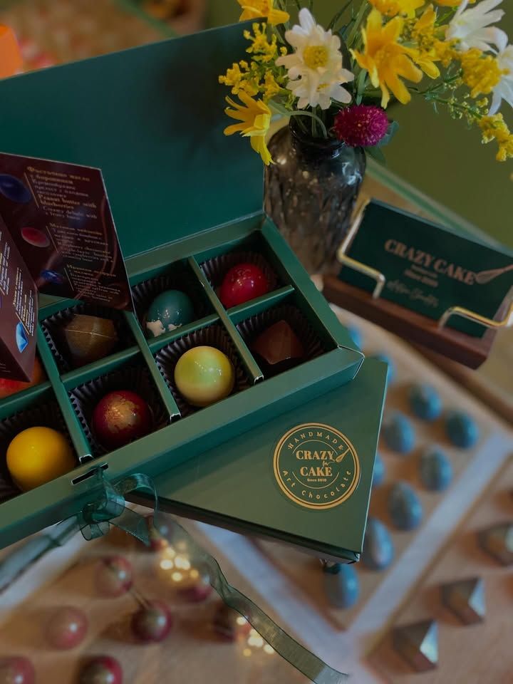 Crazy Bonbon gift box with hand-painted bonbons